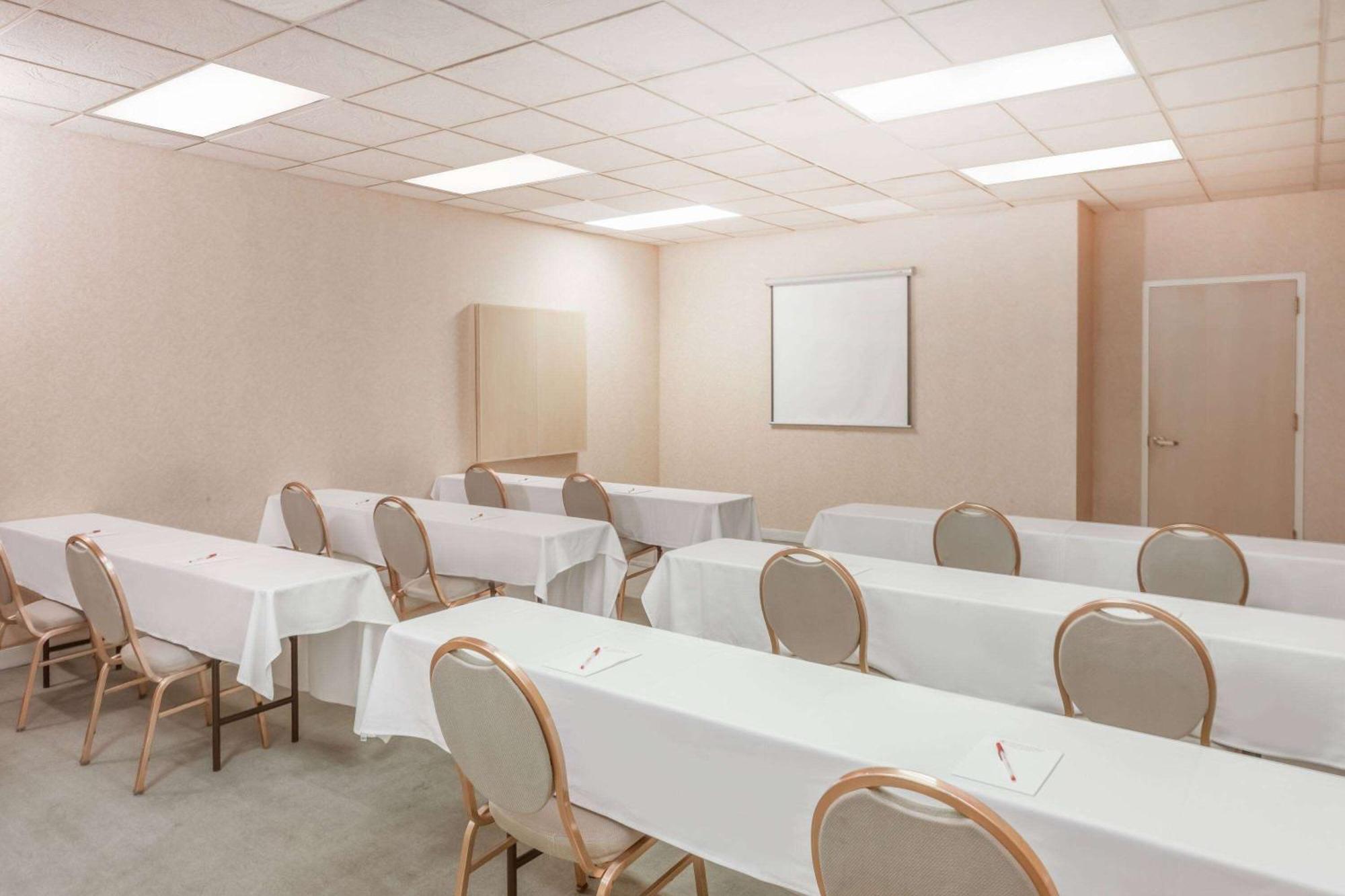 Ramada By Wyndham Hammond Hotel & Conference Center Zewnętrze zdjęcie